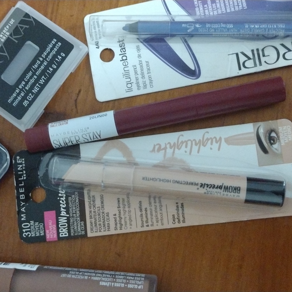 Make Up Bundle - Picture 9 of 11